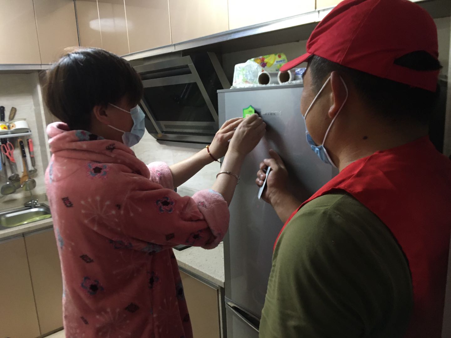 共建平安小區(qū) 紅馬甲在行動
